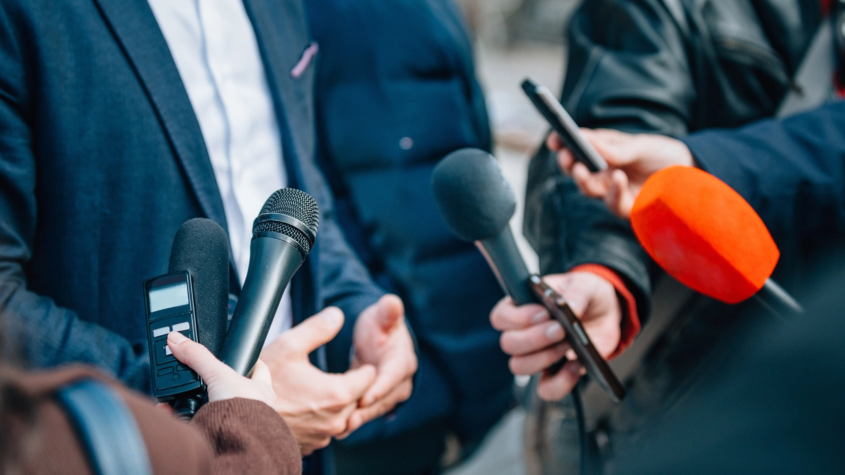 Ein Politiker hält auf einer Pressekonferenz ein Interview