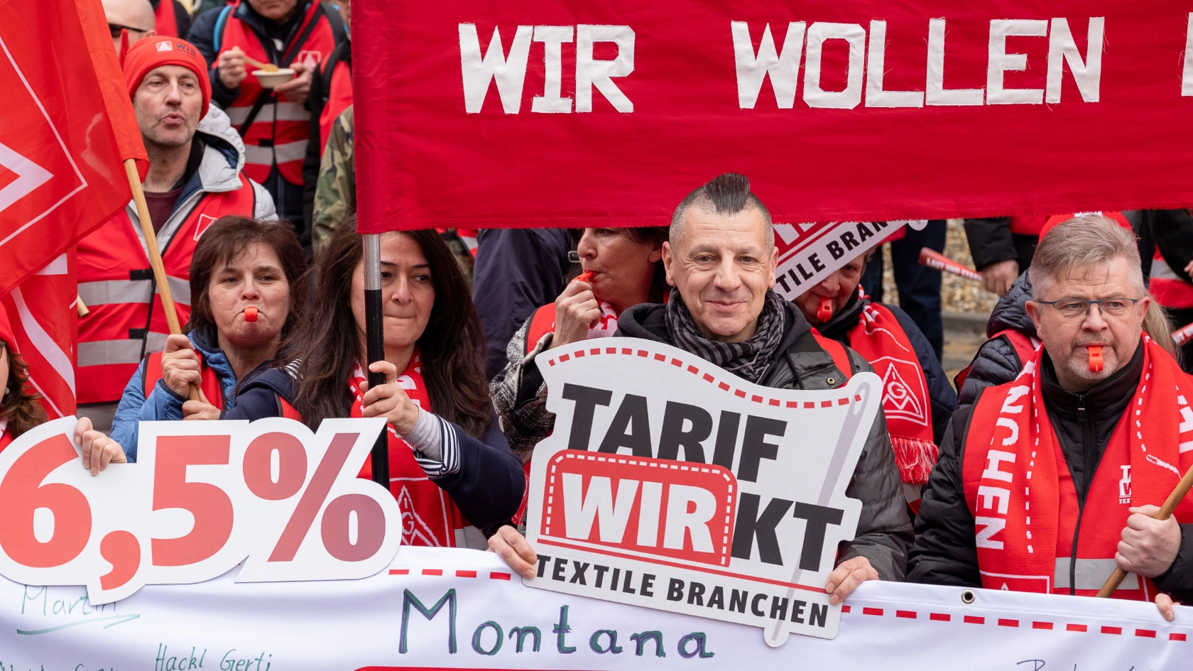 Beschäftigte demonstrieren zur zweiten Tarifverhandlung für Textil- und Bekleidungsindustrie am 25. Februar in Ingolstadt.