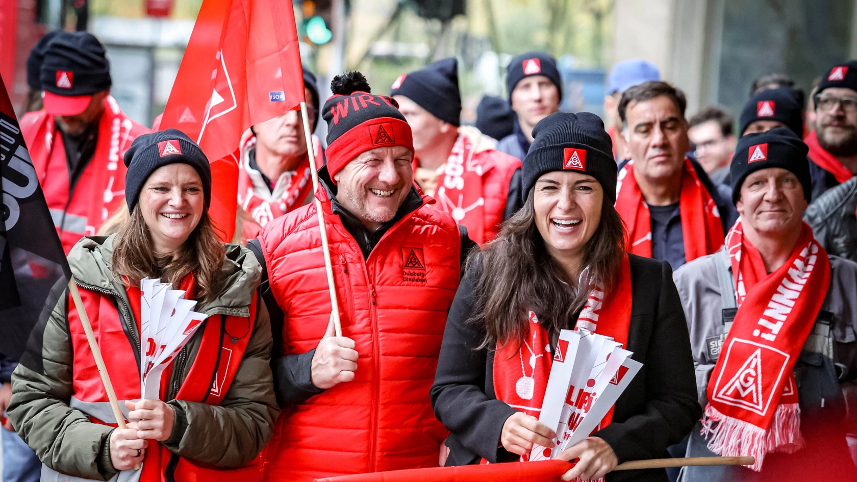 Beschäftigte von Siemens Energy in Duisburg machen zur Metall-Tarifrunde 2024 mit Warnstreiks Druck