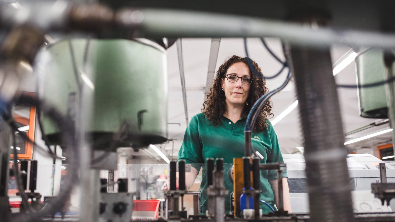 Arbeitsplatz, Fabrik, Werkshalle, Frau