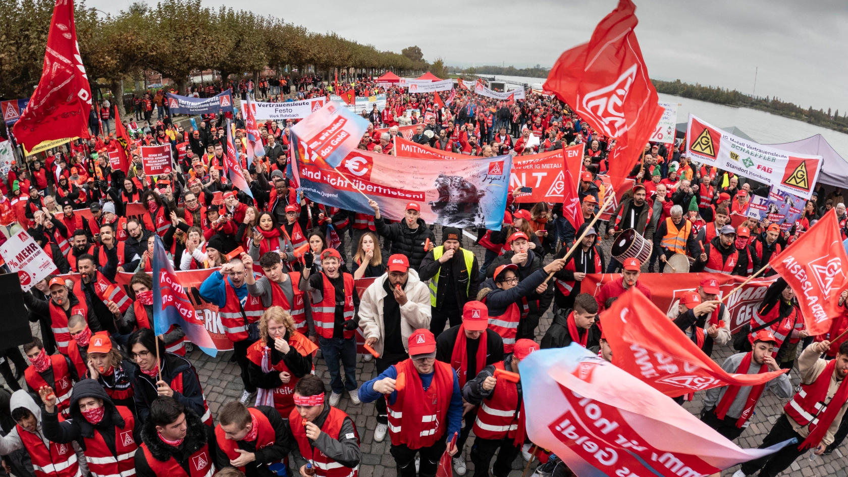 3000 Beschäftigte demonstrieren in Mainz vor der dritten Verhandlung für das Tarifgebiet Mitte demonstriert. Sie kamen aus Hessen, Rheinland und dem Saarland und zogen von Mainz-Kastel auf dem rechten Rheinufer über die Theodor-Heuss-Brücke herüber zu einer Kundgebung vor dem Verhandlungsort zwischen Rhein und Landtag.