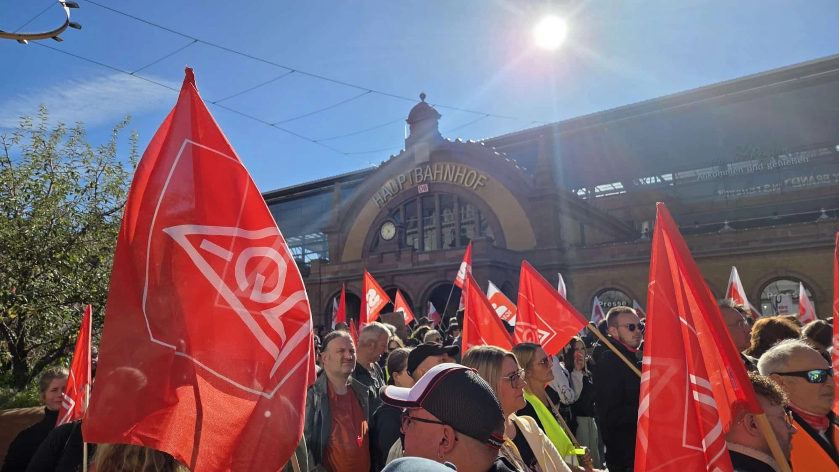 Fahnen vor Hauptbahnhof