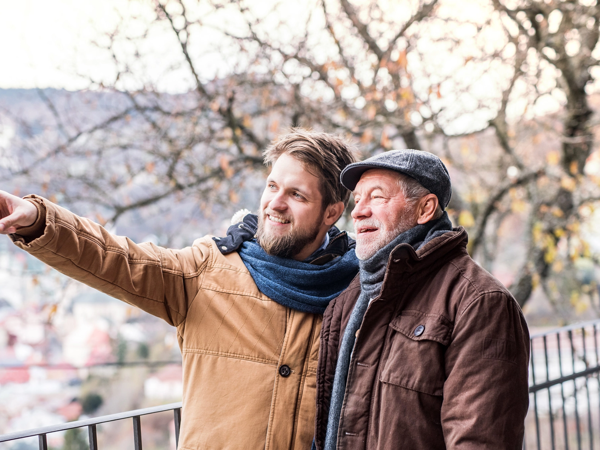 Senior Vater und sein erwachsener Sohn bei einem Spaziergang