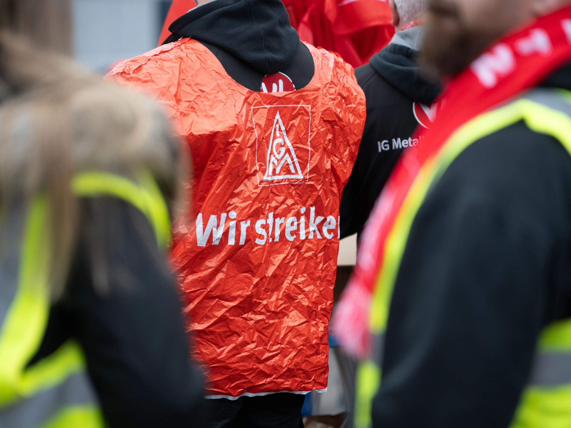 Warnstreik IGMetall Saarbrücken - ZF Friedrichshafen AG<br/>am 08.11.2024 - Arbeitsniederlegung für die Früh- und Tagschicht - Kundgebung