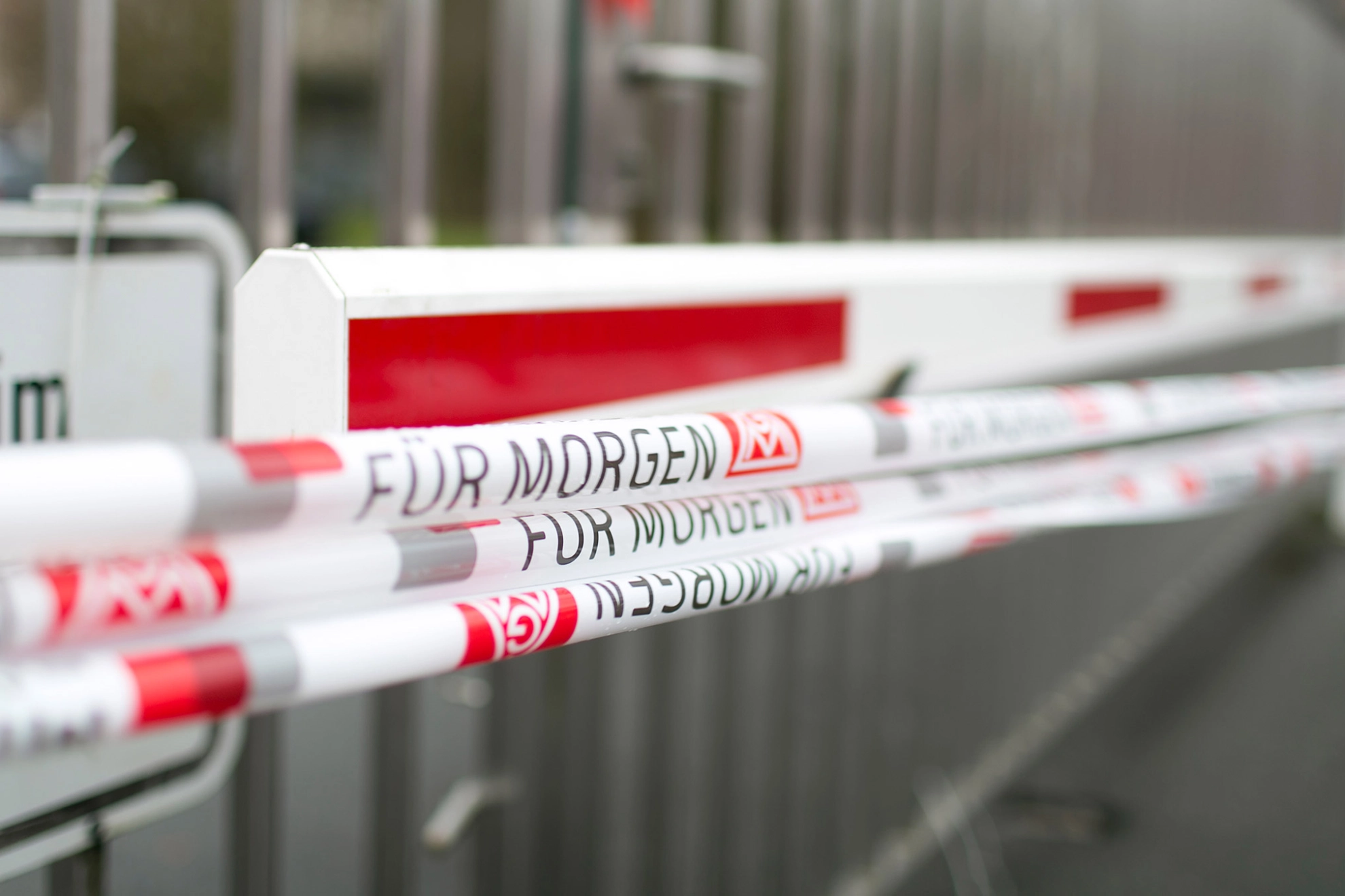 Absperrband vor Werkstor.