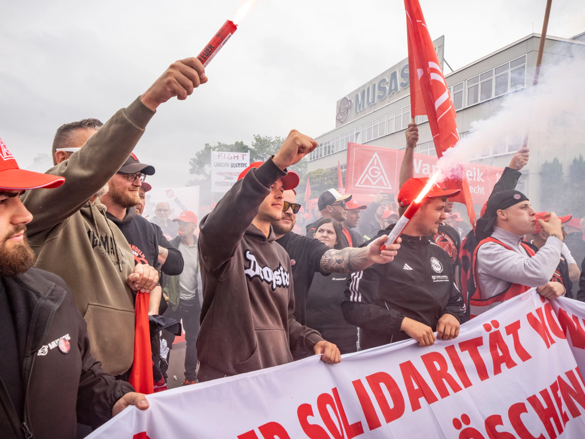 Musashi-Beschäftigte beim Warnstreik vor der Deutschlandzentrale in Bad Sobernheim