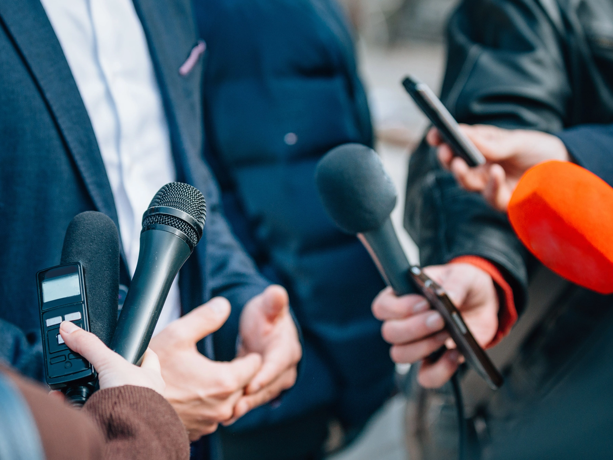 Ein Politiker hält auf einer Pressekonferenz ein Interview