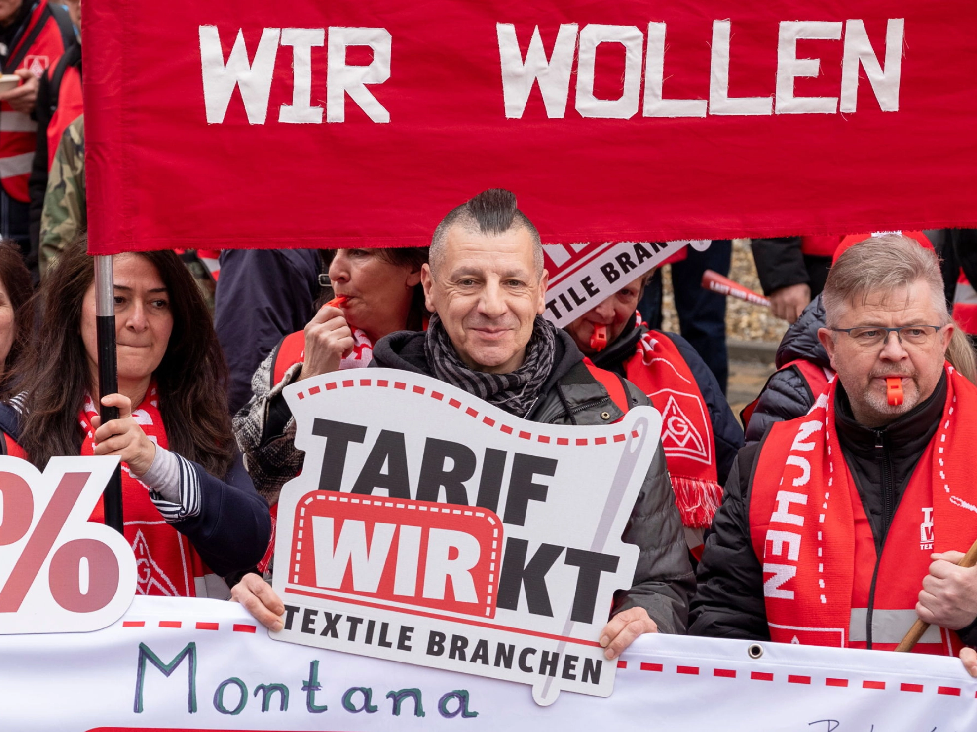 Beschäftigte demonstrieren zur zweiten Tarifverhandlung für Textil- und Bekleidungsindustrie am 25. Februar in Ingolstadt.