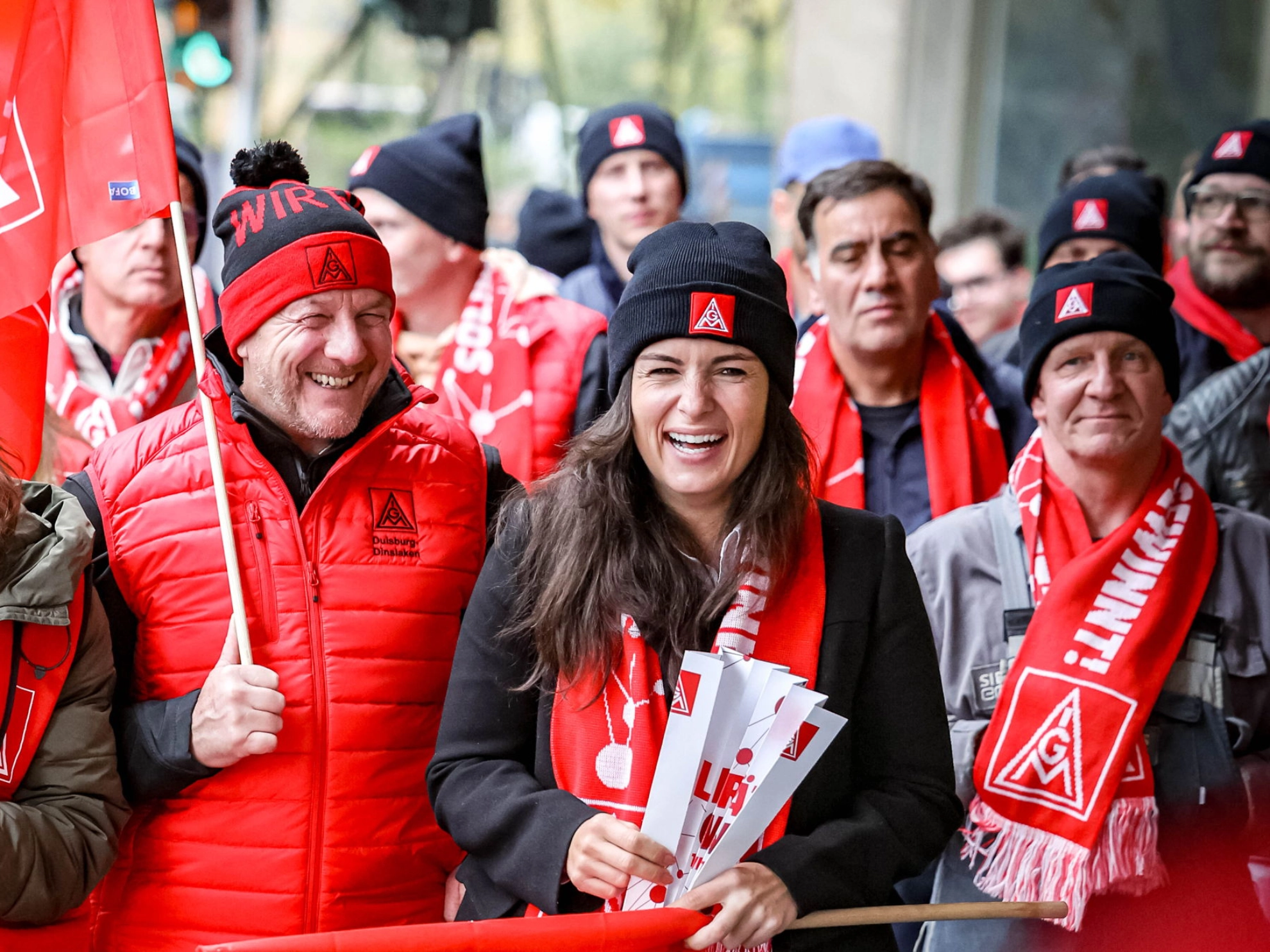 Beschäftigte von Siemens Energy in Duisburg machen zur Metall-Tarifrunde 2024 mit Warnstreiks Druck