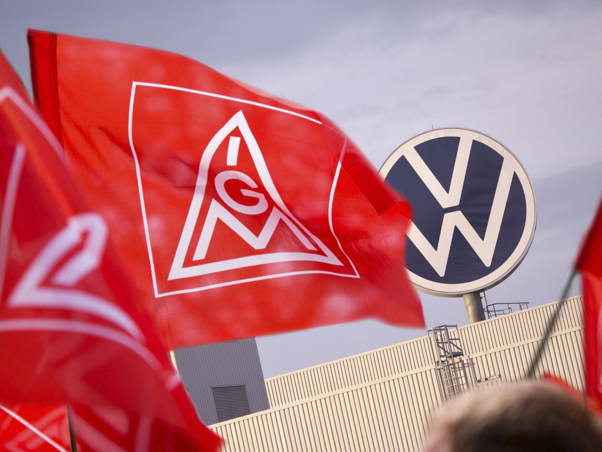IG Metall-Fahne vor VW-Logo