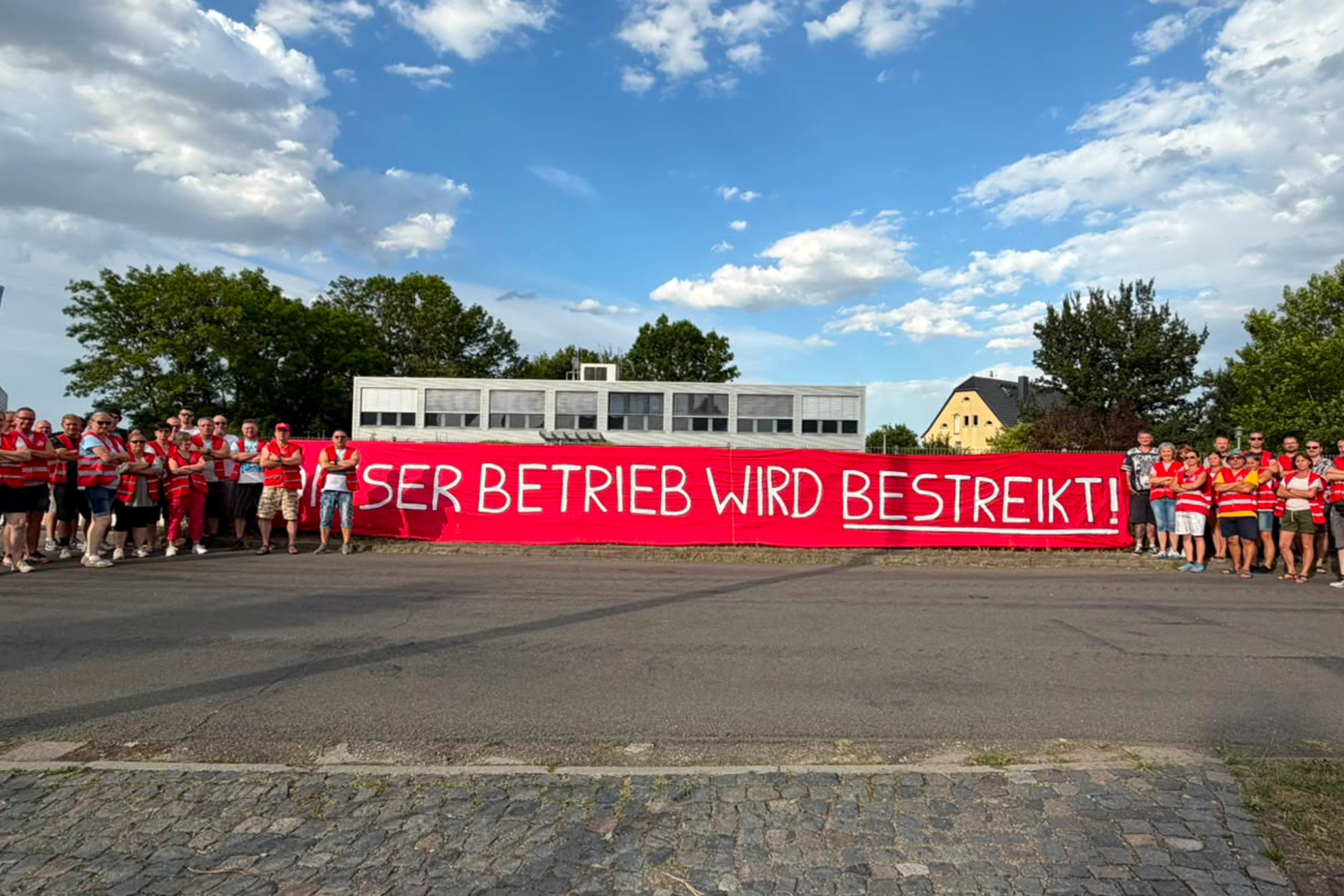 Sie haben Aufträge bis nächstes Jahr, sind profitabel – und dennoch will Kelvion die Produktion von Wärmetauschern in Wilchwitz (Thüringen) wegverlagern. Dahinter steckt der US-Finanzinvestor Apollo. Nach vier Verhandlungen und fünf Warnstreiks sind die 300 Beschäftigten seit 4. August im Streik.
