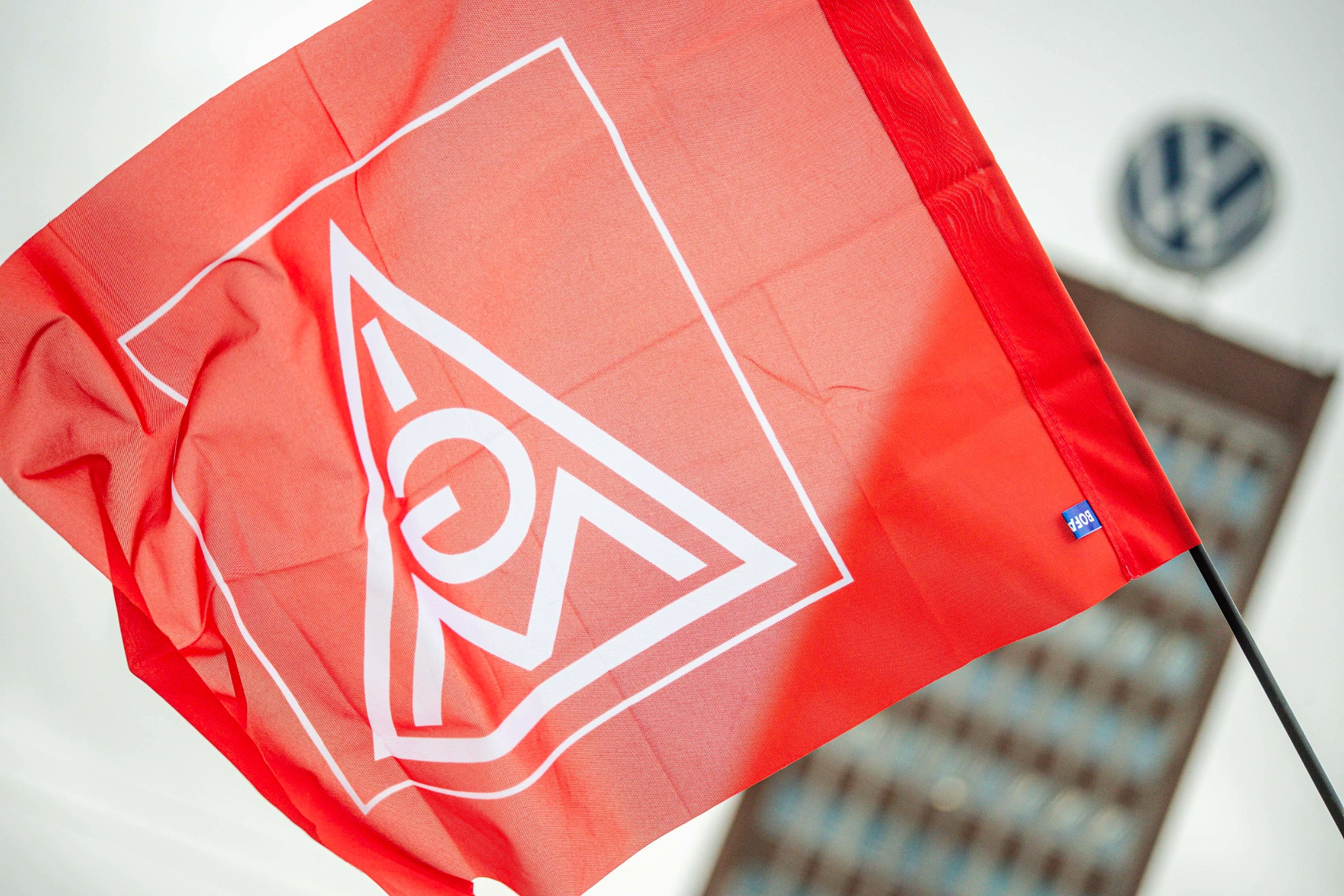 IG Metall-Fahne vor VW-Logo