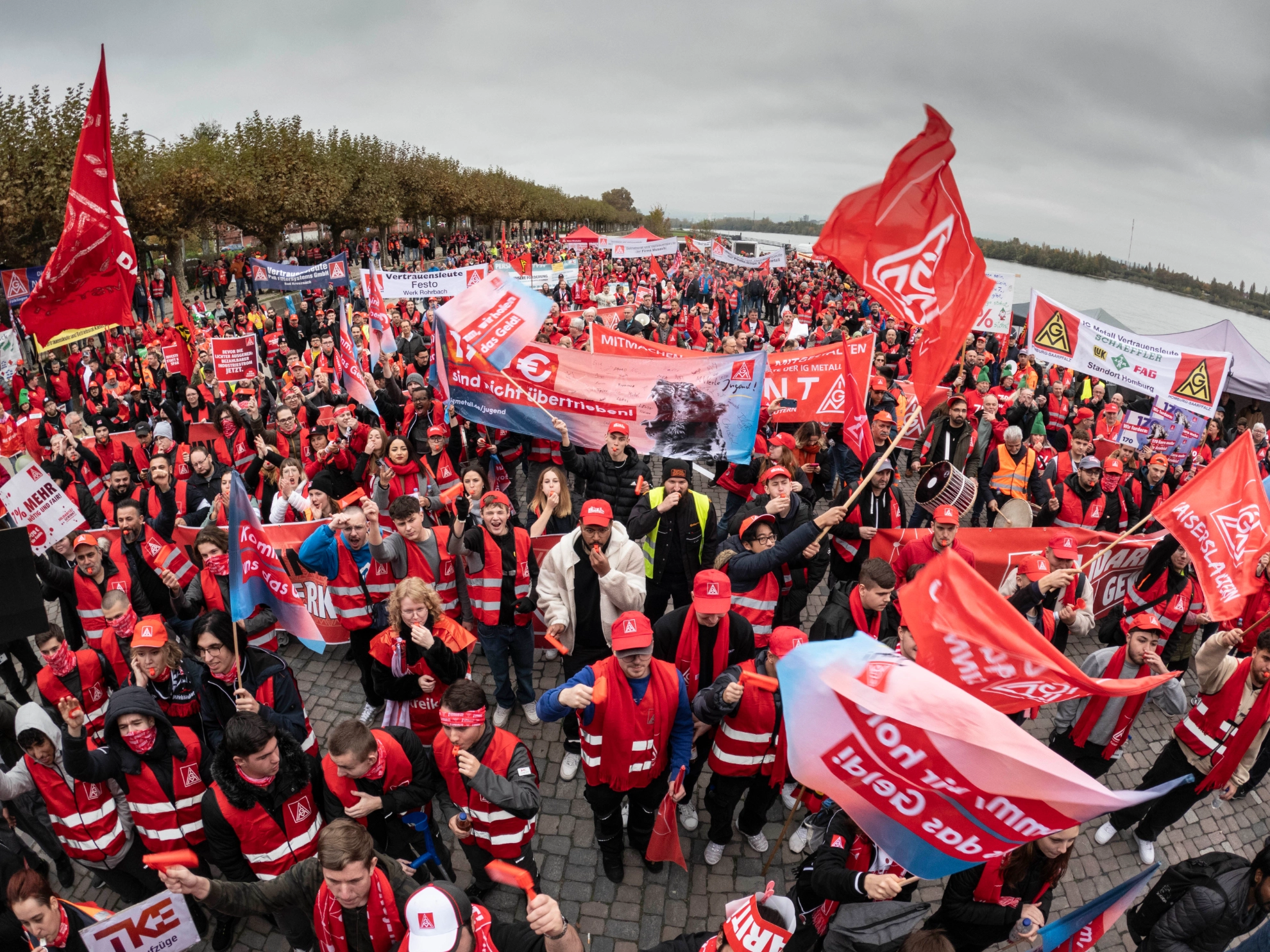 3000 Beschäftigte demonstrieren in Mainz vor der dritten Verhandlung für das Tarifgebiet Mitte demonstriert. Sie kamen aus Hessen, Rheinland und dem Saarland und zogen von Mainz-Kastel auf dem rechten Rheinufer über die Theodor-Heuss-Brücke herüber zu einer Kundgebung vor dem Verhandlungsort zwischen Rhein und Landtag.