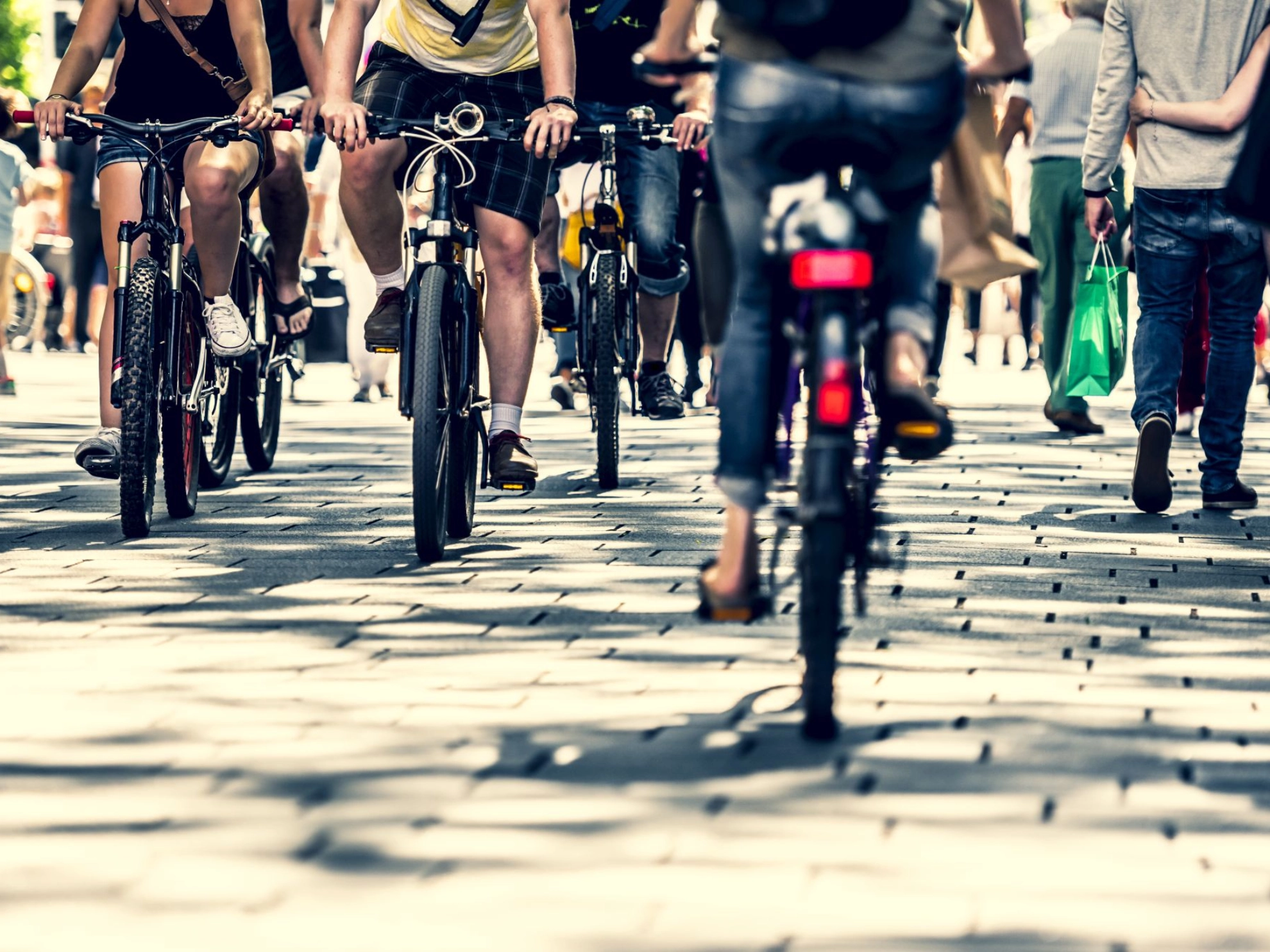 Viele Menschen fahren mit Fahrrad in der Innenstadt