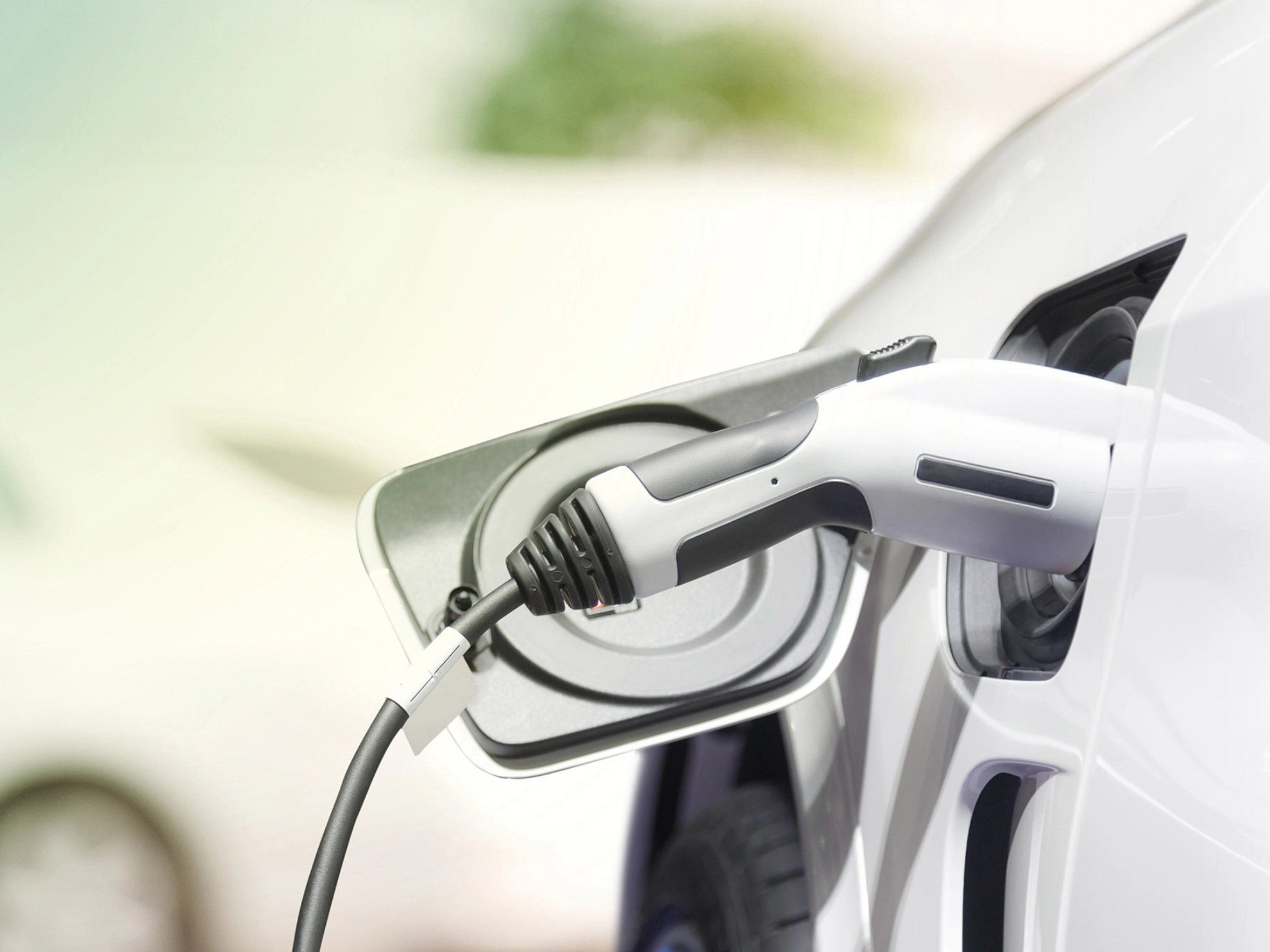 Ein Elektroauto ist an einer Ladestation zum Laden angeschloßen