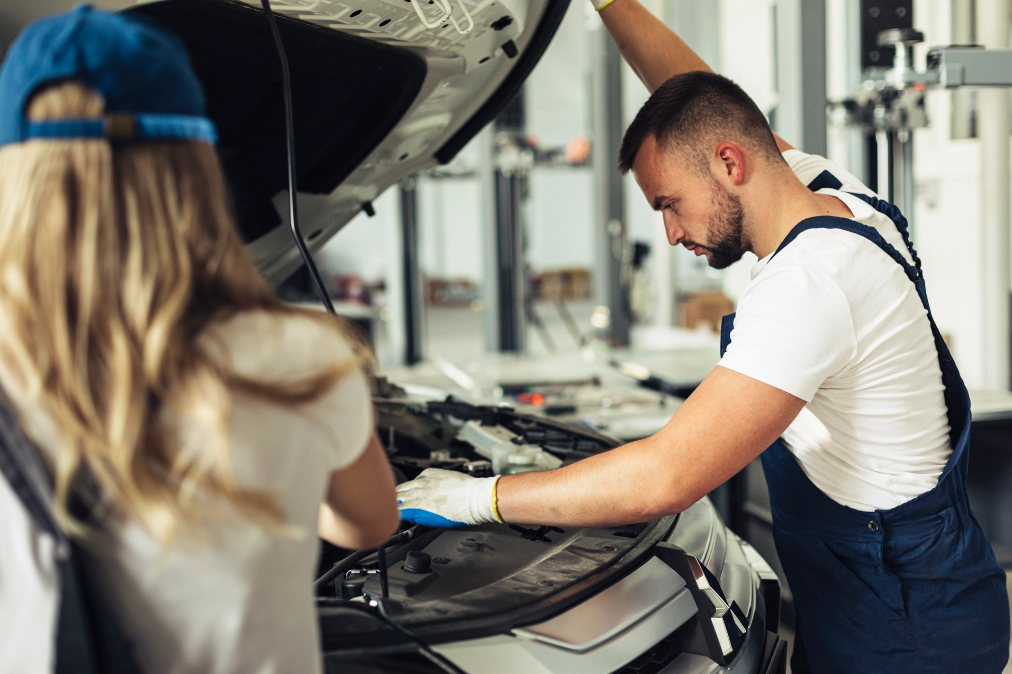 Symbolbild Kfz-Handwerk, Auto, Mechaniker