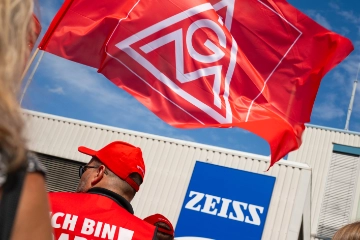 Erster Warnstreik bei ZEISS SMT: Beschäftigte setzen deutliches Zeichen in den Tarifverhandlungen