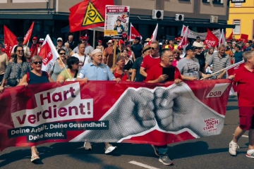 Rote Karte gegen Sozialabbau - Demo für Solidarität und gegen Spaltung